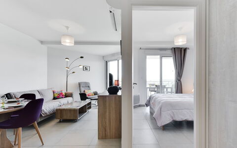 Balnéa: Camera, Proprietà, Mobilia, Interior Design, Costruzione, Suite, Pavimento, Casa, Soffitto, Camera Da Letto