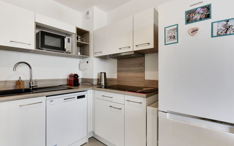 Balnéa: Camera, Proprietà, Cucina, Mobilia, Cabinetry, Controsoffitto, Interior Design, Giallo, Costruzione, Immobiliare