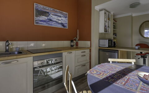 L'Atelier: Cabinetry, Proprietà, Controsoffitto, Lavello, Cassetto, Legna, Cucina, Illuminazione, Interior Design, Costruzione