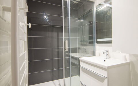 Les Régatiers: Specchio, Idraulico Fixture, Proprietà, Rubinetto, Lavello, Bagno, Costruzione, Doccia, Interior Design