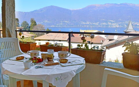 La Mia Casetta: Tavolo, Cielo, Cibo, Tavola, Mobilia, Proprietà, Vaso Di Fiori, Montagna, Sedia, Tovaglia