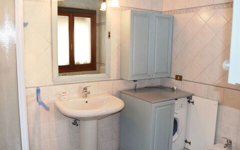 La Mia Casetta: Specchio, Rubinetto, Lavandino Del Bagno, Lavello, Idraulico Fixture, Proprietà, Mobiletto Del Bagno, Viola, Bagno, Azzurro