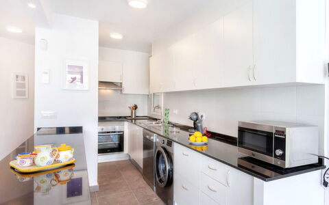 Cap Roig: Proprietà, Camera, Cucina, Mobilia, Controsoffitto, Cabinetry, Giallo, Costruzione, Interior Design, Immobiliare
