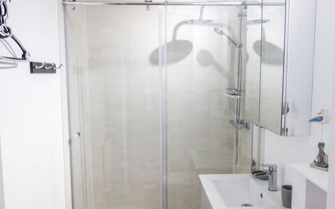Les Brisants: Pannello Doccia, Bagno, Doccia, Proprietà, Camera, Doccia Porta, Idraulico Fixture, Piastrella, Doccia Bar, Bicchiere