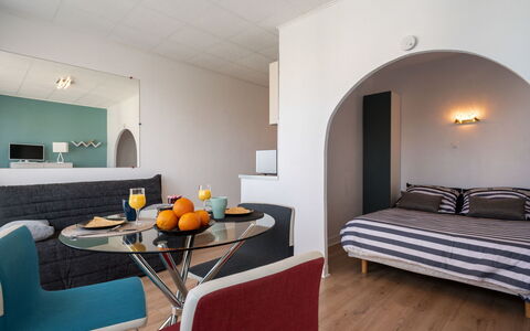 Les Brisants: Camera, Mobilia, Interior Design, Proprietà, Costruzione, Camera Da Letto, Pavimento, Letto, Soggiorno, Parete