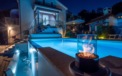 Sontje: Acqua, Proprietà, Blu, Azzurro, Piscina, Mobili Da Esterno, Tempo Libero, Immobiliare, Casa, Tavolo
