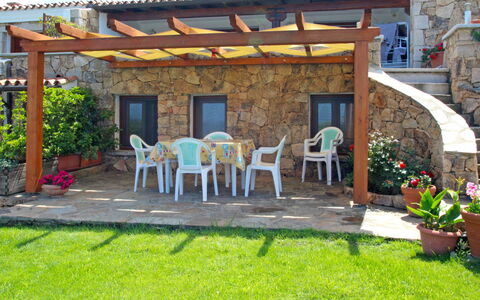 Viola: Proprietà, Pergola, Backyard, Terrazza, Costruzione, Casa, Cortile, Immobiliare, Landscaping, Erba