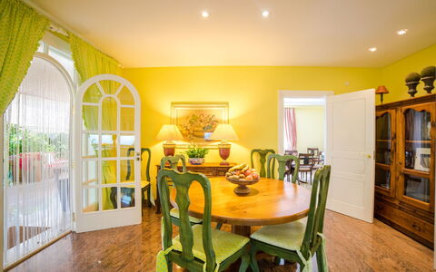 Villa Can Mandol: Camera, Sala Da Pranzo, Proprietà, Soffitto, Verde, Mobilia, Giallo, Interior Design, Costruzione, Pavimento