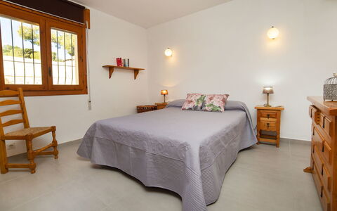 Lolita: Camera Da Letto, Camera, Mobilia, Letto, Proprietà, Lenzuolo, Telaio Del Letto, Interior Design, Pavimento, Bedding