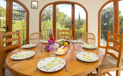 Lolita: Camera, Sala Da Pranzo, Proprietà, Tavolo, Interior Design, Mobilia, Pasto, Giallo, Prima Colazione, Casa
