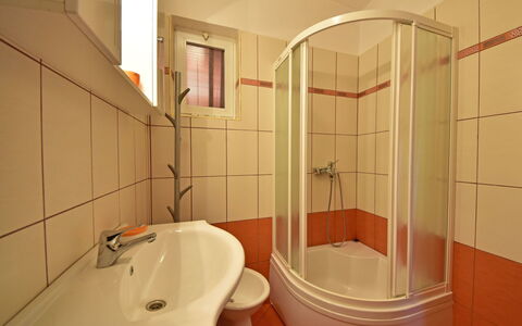 Novi Vinodolski Klenovica 600: Bagno, Proprietà, Camera, Piastrella, Architettura, Parete, Idraulico Fixture, Interior Design, Casa, Pavimento