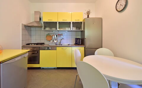 Novi Vinodolski Klenovica 600: Camera, Proprietà, Giallo, Mobilia, Interior Design, Costruzione, Cucina, Immobiliare, Pavimento, Casa