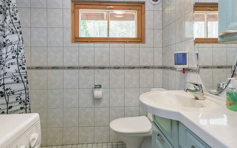 Vuorilahti: Bagno, Lavandino Del Bagno, Idraulico Fixture, Interior Design, Pavimentazione, Lavello, Pavimento, Rubinetto, Idraulico, Gabinetto
