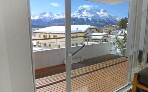 Chesa sur Puoz 7: Proprietà, Camera, Finestra, Immobiliare, Casa, Bicchiere, Interior Design, Costruzione, Illuminazione Diurna, Finestra Trattamento