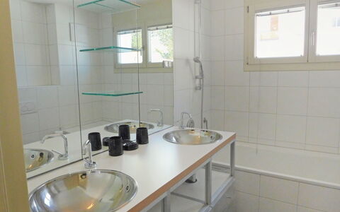 Chesa sur Puoz 7: Bagno, Proprietà, Camera, Lavello, Piastrella, Idraulico Fixture, Lavandino Del Bagno, Rubinetto, Mobiletto Del Bagno, Costruzione