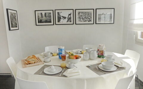 Chesa sur Puoz 7: Camera, Proprietà, Tavolo, Sala Da Pranzo, Mobilia, Interior Design, Ristorante, Pasto, Prima Colazione, Costruzione