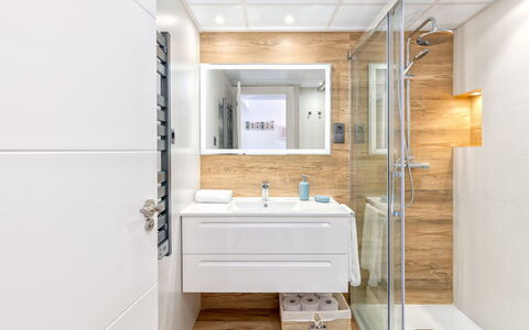 Lola Playa: Rubinetto, Costruzione, Idraulico Fixture, Specchio, Bagno, Legna, Lavello, Lavandino Del Bagno, Pavimento
