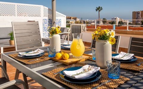 Lola Playa: Fiore, Cielo, Tavolo, Tavola, Pianta, Mobilia, Proprietà, Azzurro, Vaso Di Fiori, Dishware