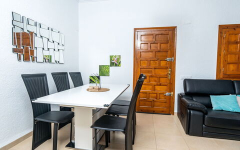 Aurelie: Mobilia, Camera, Proprietà, Interior Design, Tavolo, Sala Da Pranzo, Parete, Costruzione, Pavimento, Sedia