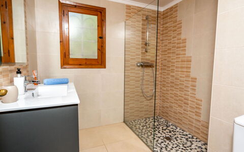 Aurelie: Bagno, Camera, Proprietà, Piastrella, Pavimento, Interior Design, Parete, Immobiliare, Costruzione, Porta