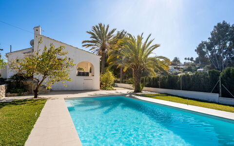 Aurelie: Acqua, Cielo, Pianta, Proprietà, Piscina, Costruzione, Azzurro, Albero, Architettura, Shade