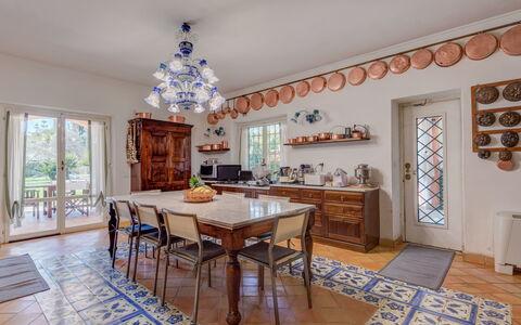 Giulia: Tavolo, Proprietà, Mobilia, Cornice, Azzurro, Legna, Costruzione, Interior Design, Sedia