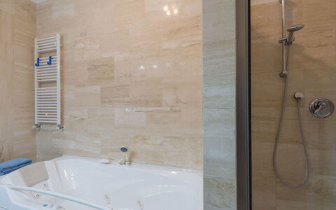 Giulia: Idraulico Fixture, Rubinetto, Vasca Da Bagno, Soffione Doccia, Bagno, Rettangolo, Doccia, Pavimento
