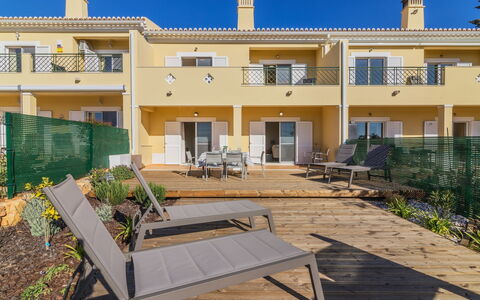 Vila Caravela: Proprietà, Casa, Casa, Costruzione, Immobiliare, Zona Residenziale, Architettura, Estate, Appartamento, Tetto