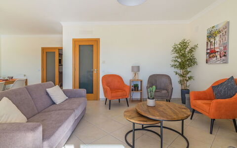 Vila Caravela: Camera, Soggiorno, Proprietà, Mobilia, Interior Design, Tavolo, Casa, Costruzione, Immobiliare, Pavimento