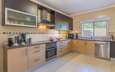 Vila Caravela: Proprietà, Camera, Cucina, Cabinetry, Mobilia, Immobiliare, Costruzione, Casa, Giallo, Controsoffitto