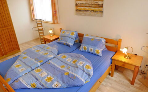 Saskia: Camera Da Letto, Letto, Camera, Mobilia, Lenzuolo, Proprietà, Bedding, Telaio Del Letto, Pavimento, Interior Design