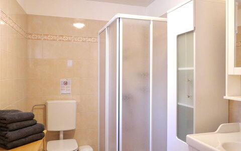 Rustico Nurell: Pavimentazione, Pavimento, Parete, Interior Design, Legna, Idraulico Fixture, Camera, Soffitto, Bagno, Illuminazione
