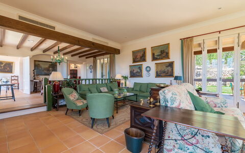 Son Maguet: Cornice, Mobilia, Tavolo, Pianta Della Casa, Sedia, Pianta, Mensola, Interior Design, Pavimento, Soggiorno