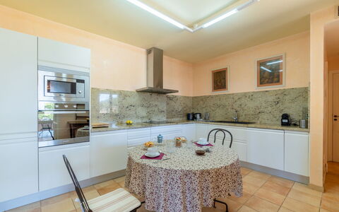 Son Maguet: Controsoffitto, Cabinetry, Mobilia, Idraulico Fixture, Rubinetto, Legna, Tavolo, Interior Design, Pavimentazione, Cucina