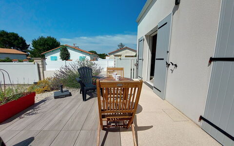 Les Hauts du Parc: Shade, Mobili Da Esterno, Deck, Sedia, Cortile, Passerella, Backyard, Balcone, Cortile, Pianta Della Casa