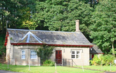 Craigton Cottage: Pianta, Costruzione, Finestra, Albero, Casa, Lotto, Villetta, Zona Residenziale, Immobiliare, Paesaggio
