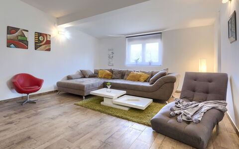 Alma: Mobilia, Divano, Proprietà, Comfort, Legna, Finestra, Interior Design, Pavimentazione, Pavimento, Pavimento Laminato
