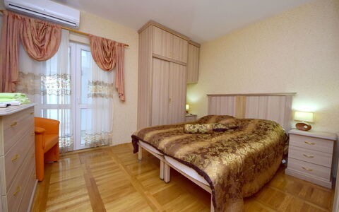 Ojdana: Mobilia, Proprietà, Costruzione, Cabinetry, Comfort, Legna, Finestra, Tessile, Illuminazione