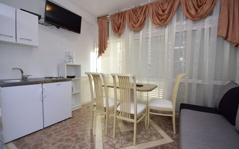 Ojdana: Proprietà, Cabinetry, Controsoffitto, Lavello, Legna, Tenda, Elettrodomestico Da Cucina, Cucina Stufa, Interior Design, Tavolo