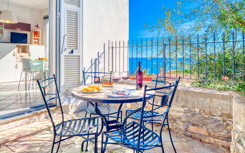 Il Geranio Sant'elmo - Diano Marina: Mobilia, Tavolo, Proprietà, Immobiliare, Sedia, Camera, Interior Design, Costruzione, Casa, Sala Da Pranzo