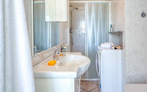 Il Geranio Sant'elmo - Diano Marina: Bagno, Proprietà, Camera, Piastrella, Parete, Interior Design, Idraulico Fixture, Tenda, Bagno Accessorio, Proprietà Del Materiale