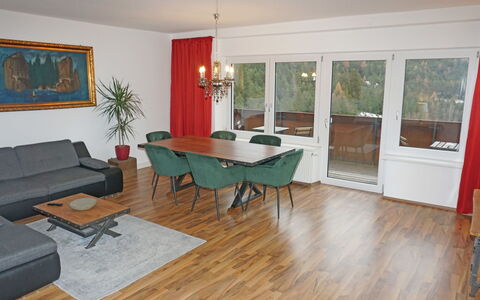 Isolde: Tavolo, Mobilia, Divano, Legna, Soggiorno, Pavimentazione, Interior Design, Pavimento Laminato, Pavimento, Pianta