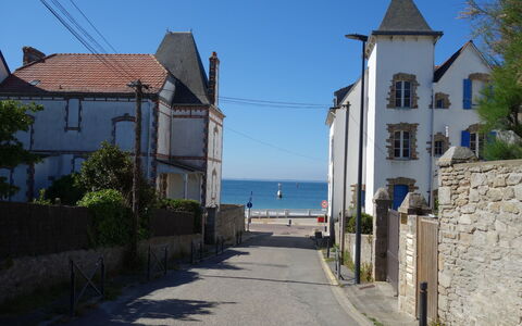Les Terrasses de la Plage: Cielo, Costruzione, Pianta, Finestra, Casa, Manto Stradale, Illuminazione, Street Luce, Albero, Quartiere