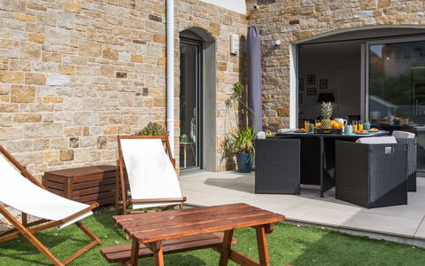 Les Terrasses de la Plage: Mobilia, Proprietà, Camera, Tavolo, Costruzione, Casa, Interior Design, Parete, Brick, Casa