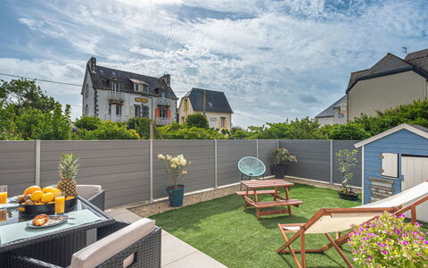 Les Terrasses de la Plage: Proprietà, Zona Residenziale, Casa, Casa, Immobiliare, Costruzione, Tetto, Architettura, Cielo, Backyard
