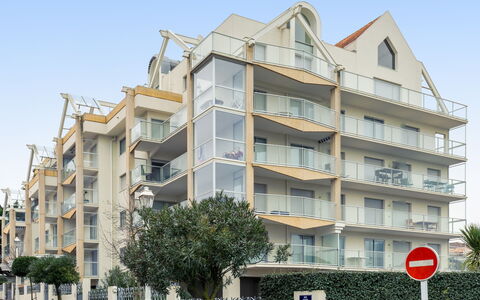 Arcachon 241: Cielo, Costruzione, Proprietà, Finestra, Pianta, Palazzone, Condominio, Urban Design, Albero, Casa