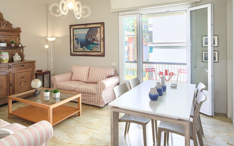 Giulia Apartment 2 - Levanto: Tavolo, Mobilia, Proprietà, Cornice, Divano, Azzurro, Sedia, Interior Design, Illuminazione, Soggiorno
