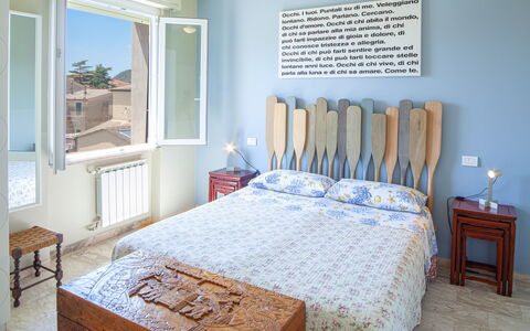Giulia Apartment 2 - Levanto: Mobilia, Proprietà, Blu, Azzurro, Legna, Comfort, Finestra, Interior Design, Tavolo, Architettura