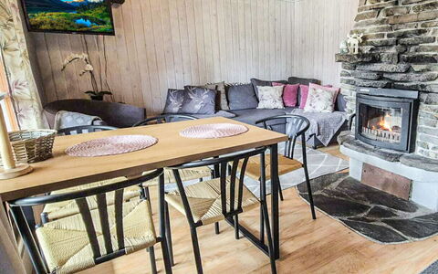 Riekonraito A1: Mobilia, Interior Design, Legna, Pavimentazione, Pavimento, Tavolo, Camera, Soggiorno, Sedia, Illuminazione