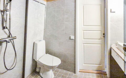 Riekonraito A1: Toilet Seat, Bagno, Gabinetto, Pavimentazione, Idraulico Fixture, Parete, Pavimento, Interior Design, Lavandino Del Bagno, Idraulico